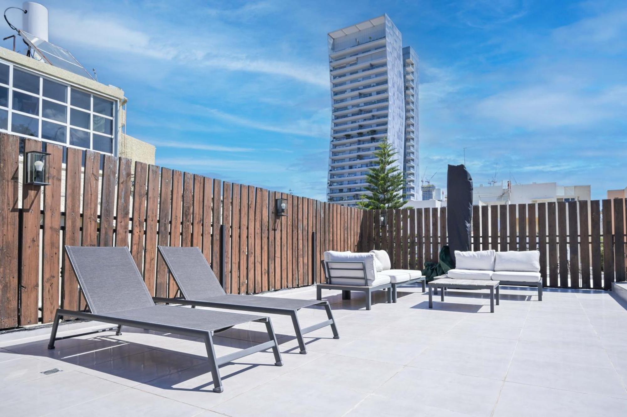 3br Rooftop Retreat Near Hilton By Holyguest