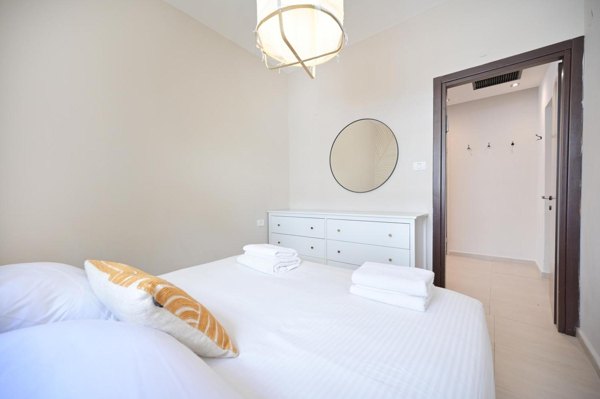 3br Rooftop Retreat Near Hilton By Holyguest Apartment