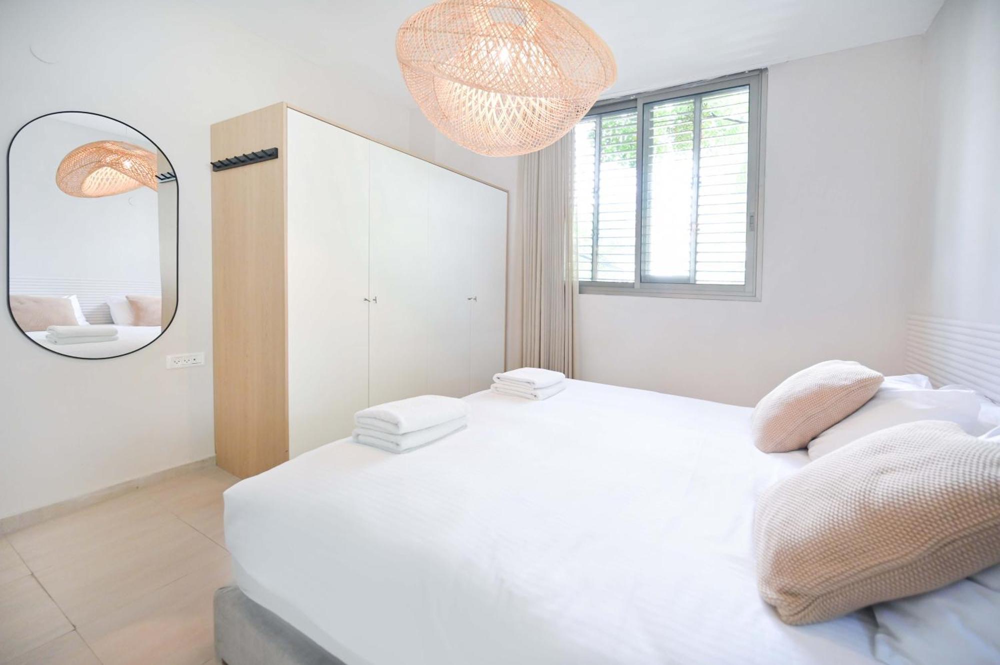 3br Rooftop Retreat Near Hilton By Holyguest