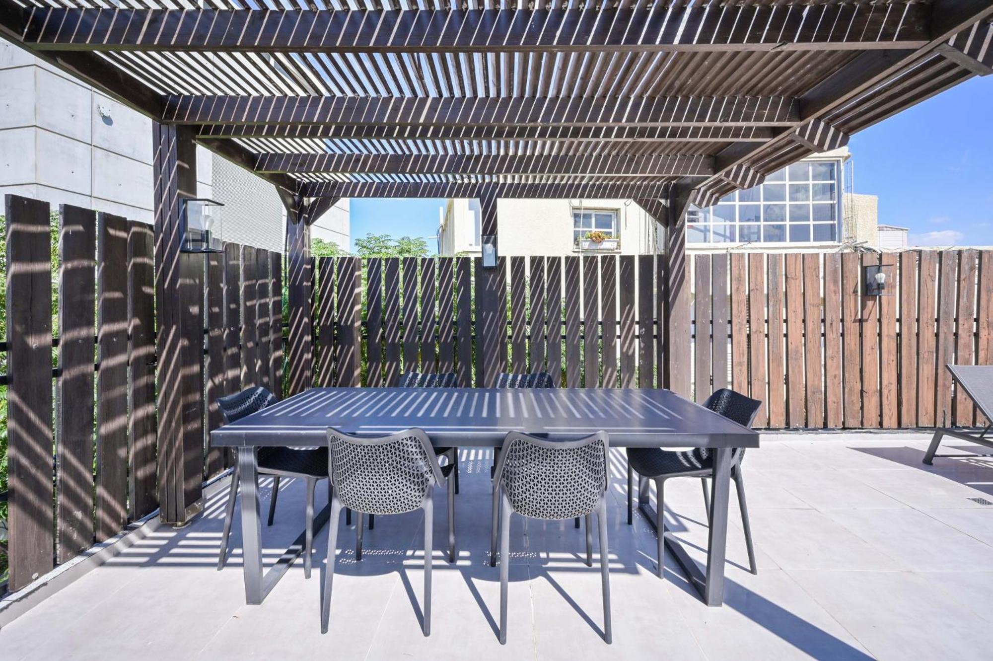 3br Rooftop Retreat Near Hilton By Holyguest Apartment